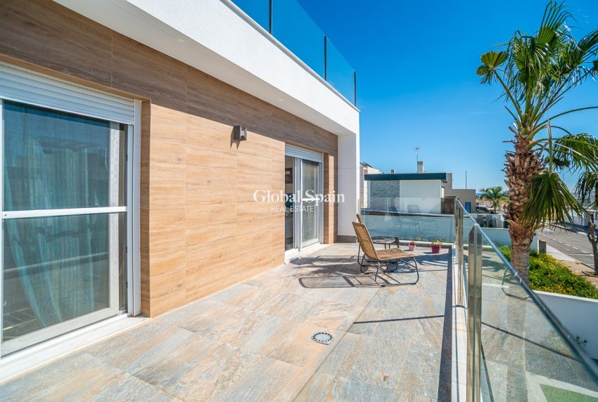 Resale - VILLA -
PILAR DE LA HORADADA