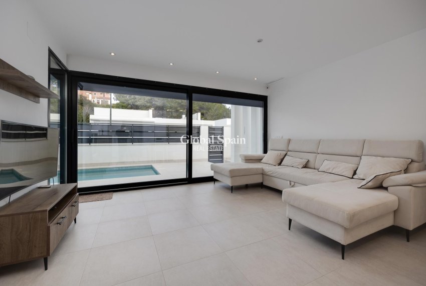 Resale - VILLA -
PINAR DE CAMPOVERDE - Inland