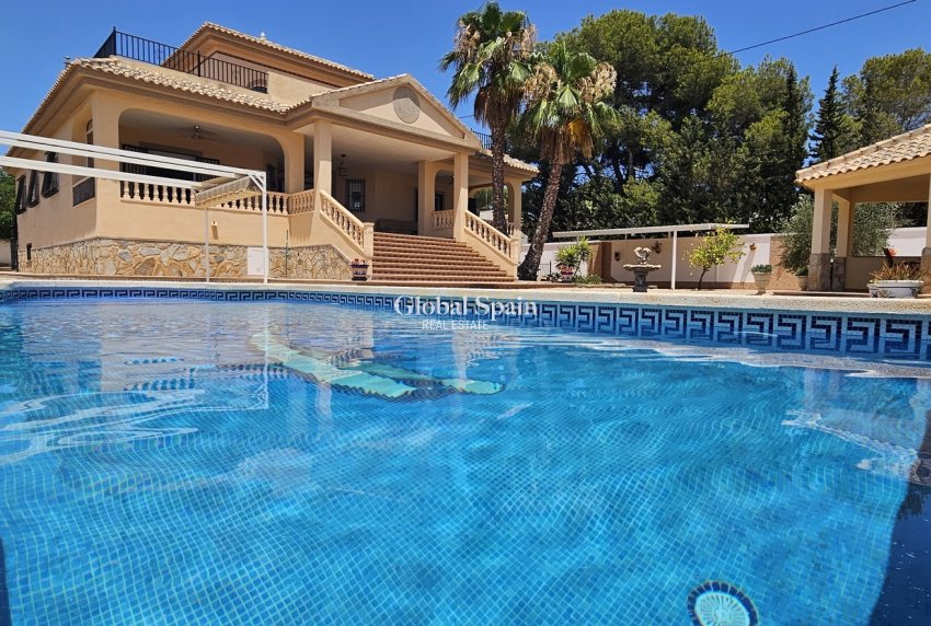 Resale - VILLA -
PINAR DE CAMPOVERDE - Inland