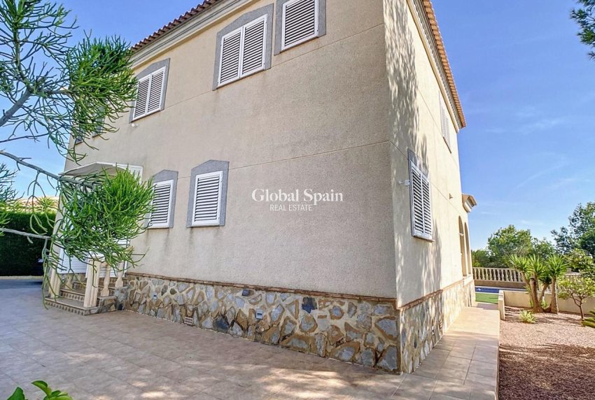 Resale - VILLA -
PINAR DE CAMPOVERDE - Inland