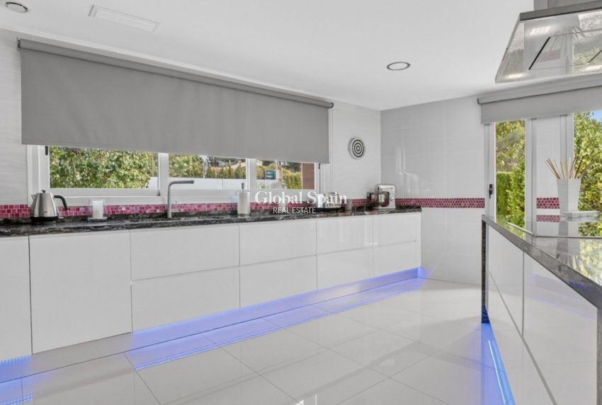Resale - VILLA -
Pinar de Campoverde