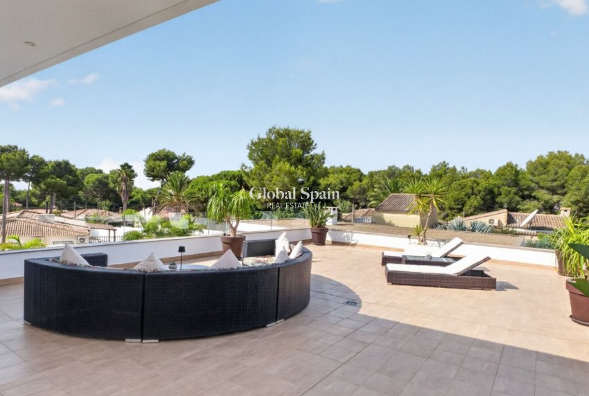 Resale - VILLA -
Pinar de Campoverde