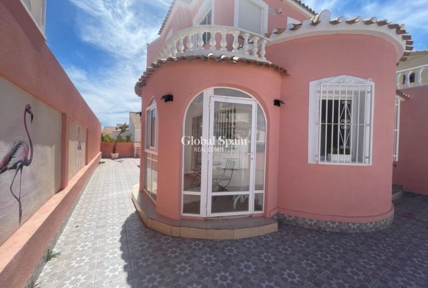 Resale - VILLA -
PLAYA FLAMENCA - Costa Blanca