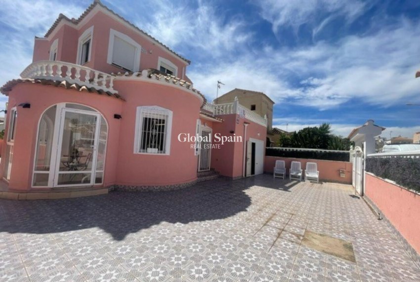 Resale - VILLA -
PLAYA FLAMENCA - Costa Blanca
