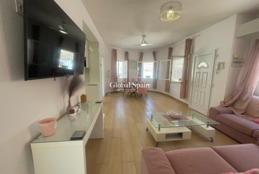 Resale - VILLA -
PLAYA FLAMENCA - Costa Blanca