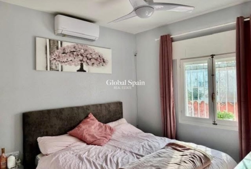 Resale - VILLA -
PLAYA FLAMENCA - Costa Blanca