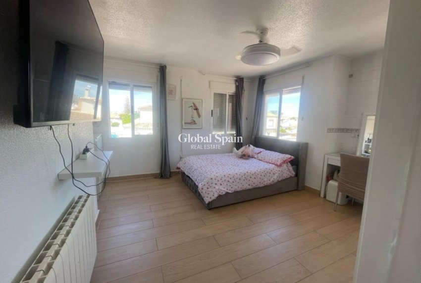 Resale - VILLA -
PLAYA FLAMENCA - Costa Blanca