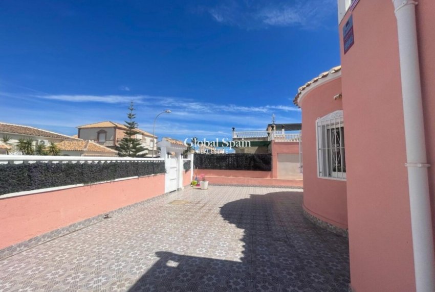 Resale - VILLA -
PLAYA FLAMENCA - Costa Blanca