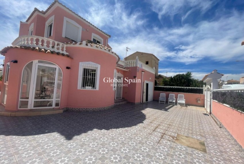 Resale - VILLA -
PLAYA FLAMENCA - Costa Blanca