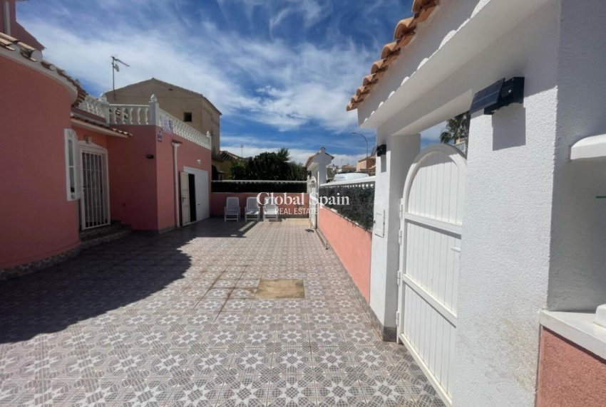 Resale - VILLA -
PLAYA FLAMENCA - Costa Blanca