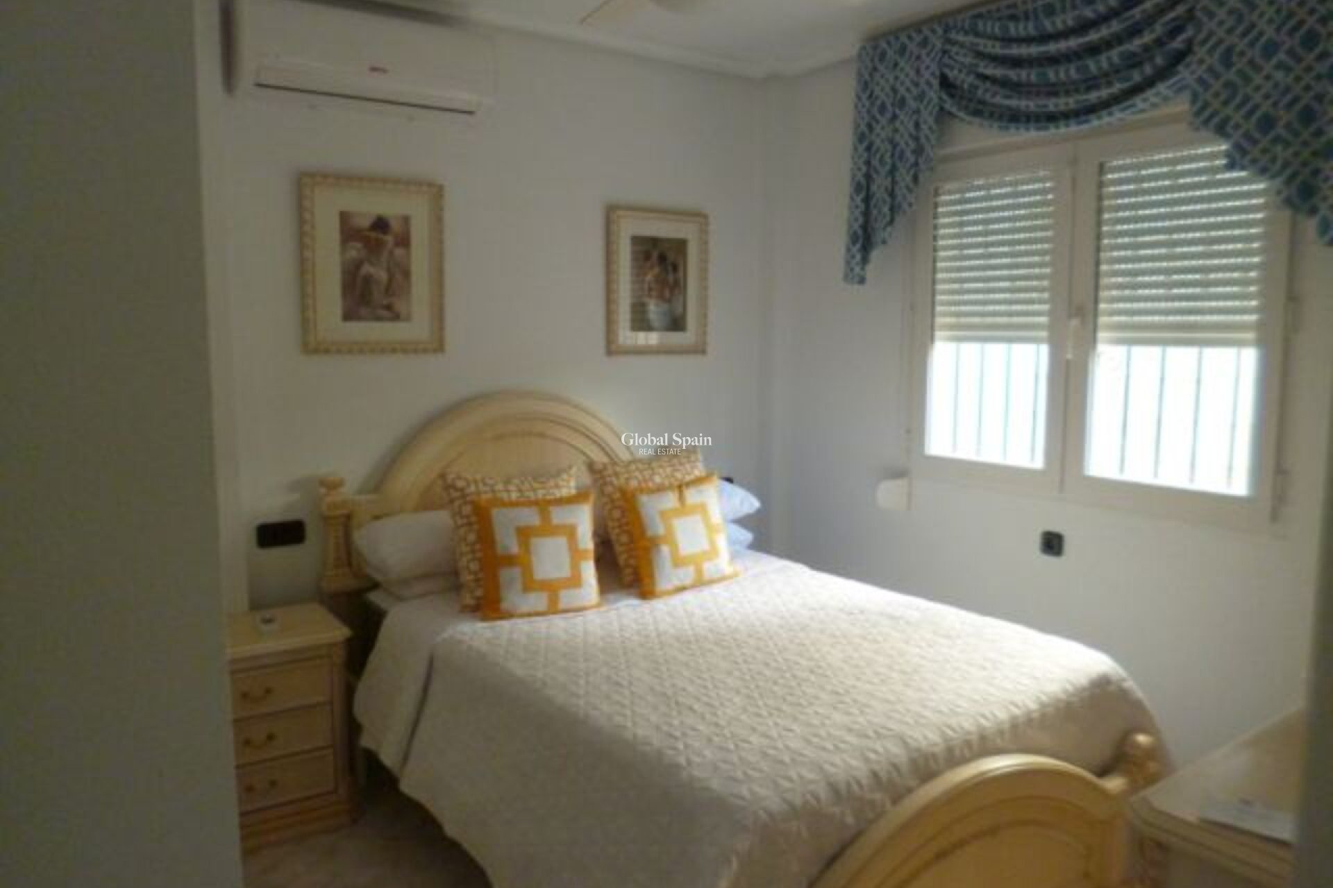 Resale - VILLA -
PLAYA FLAMENCA - Costa Blanca