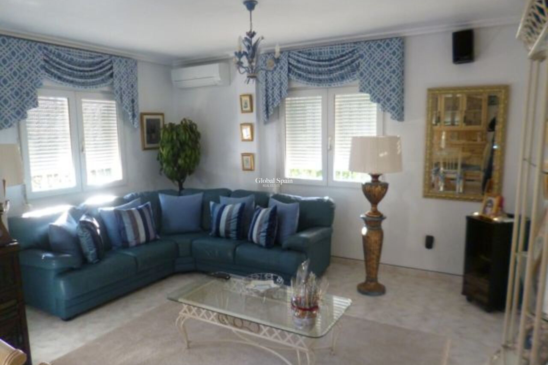 Resale - VILLA -
PLAYA FLAMENCA - Costa Blanca