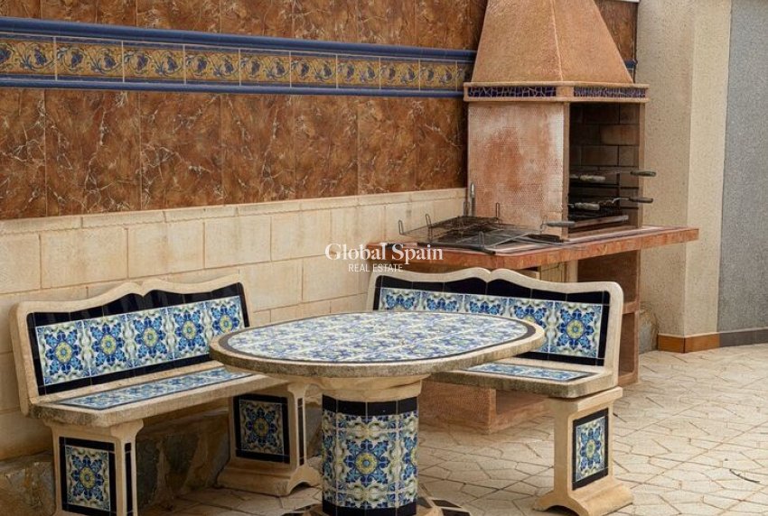 Resale - VILLA -
PLAYA FLAMENCA - Costa Blanca