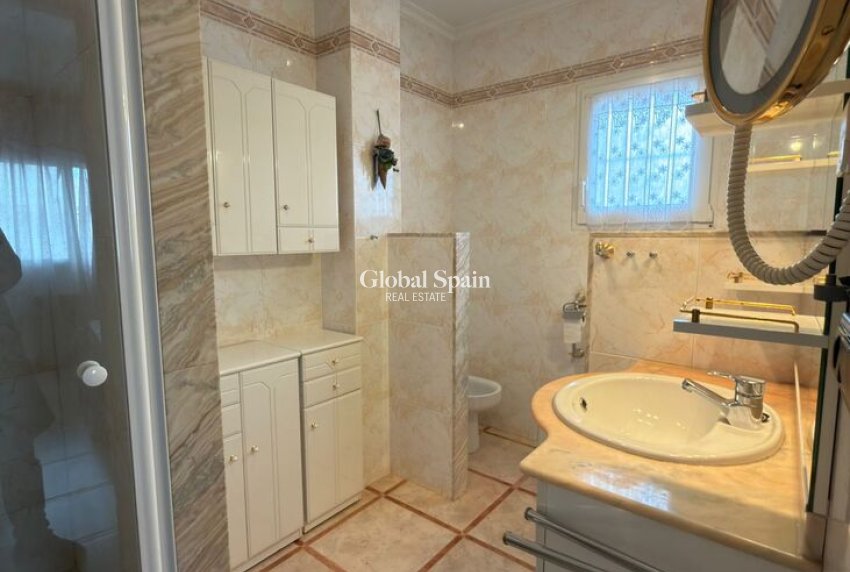 Resale - VILLA -
PLAYA FLAMENCA - Costa Blanca