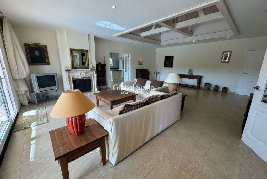 Resale - VILLA -
PLAYA FLAMENCA - Costa Blanca