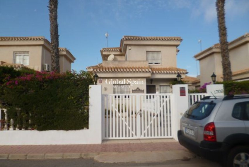 Resale - VILLA -
PLAYA FLAMENCA - Costa Blanca