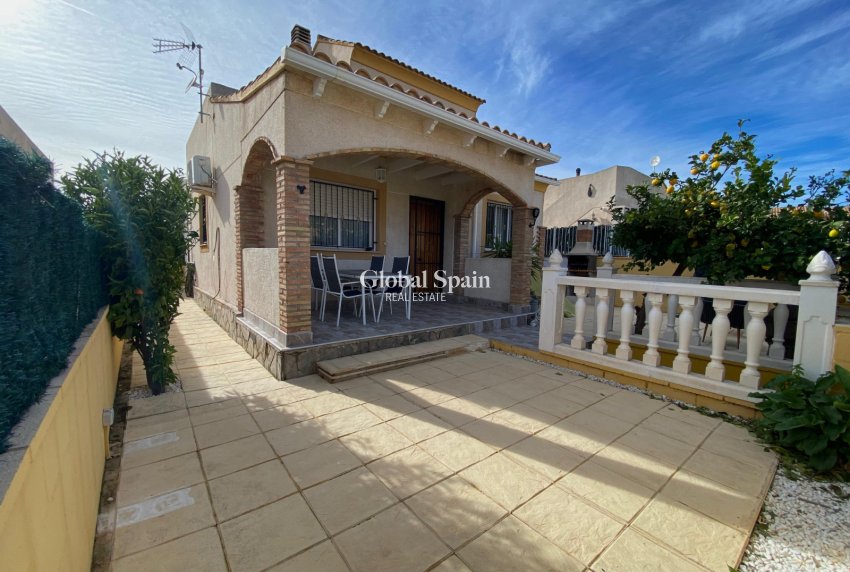 Resale - VILLA -
POLOP - Alberca