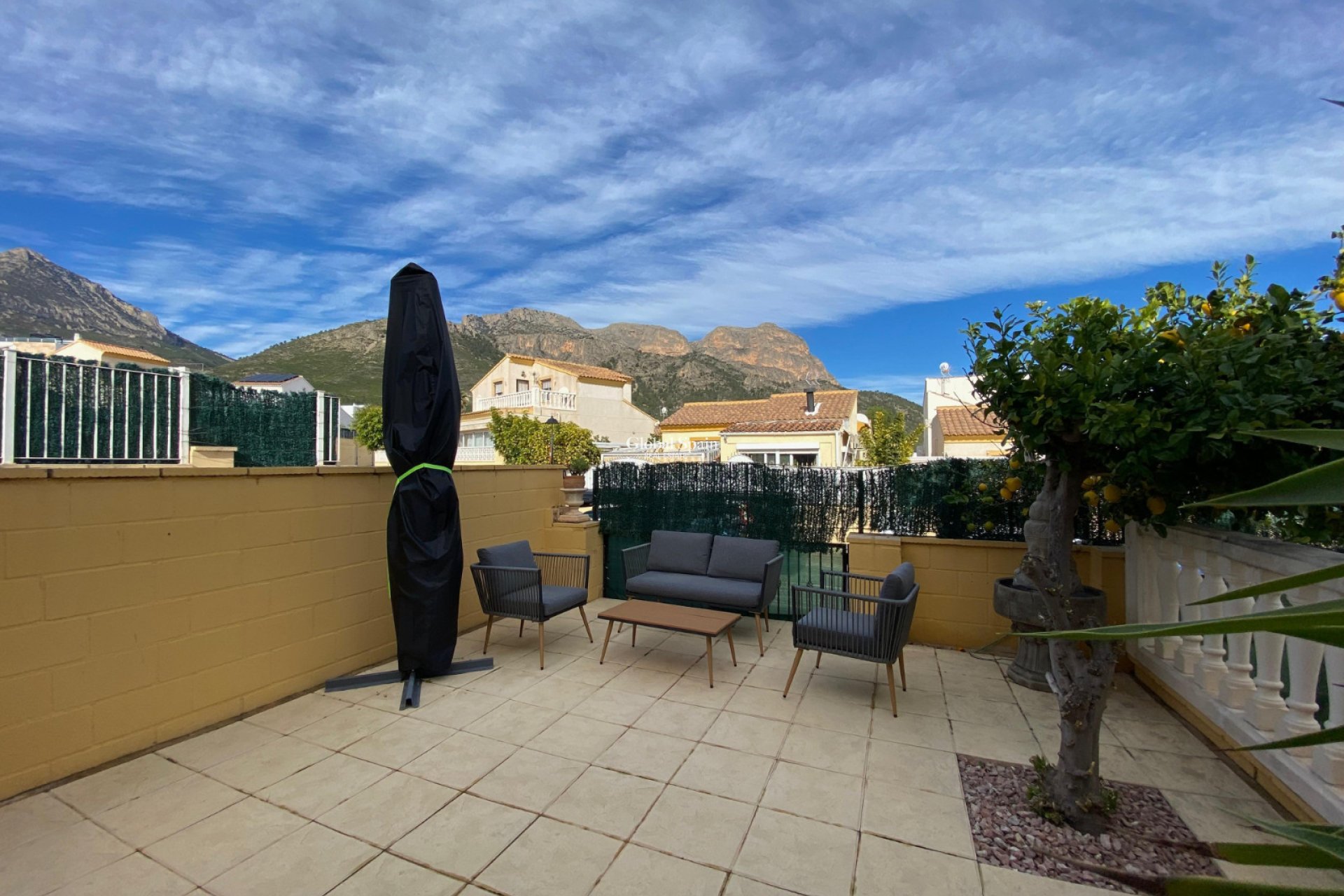 Resale - VILLA -
POLOP - Alberca