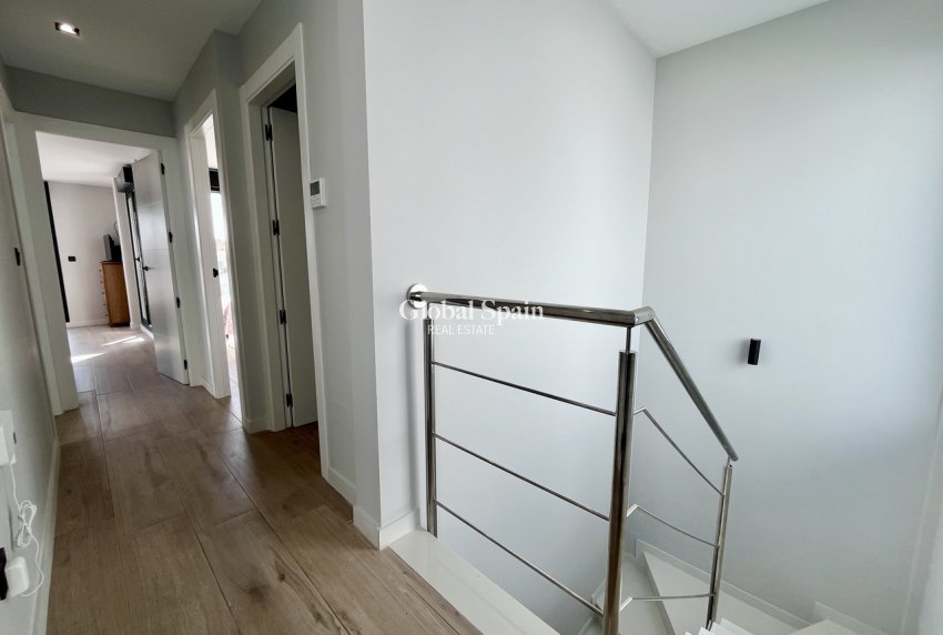 Resale - VILLA -
PUNTA PRIMA - Costa Blanca