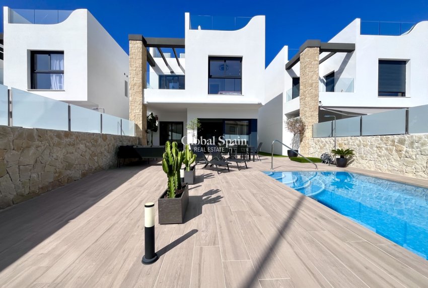 Resale - VILLA -
PUNTA PRIMA - Costa Blanca
