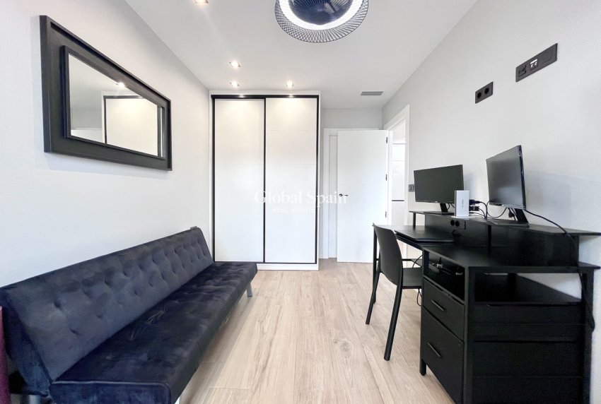 Resale - VILLA -
PUNTA PRIMA - Costa Blanca