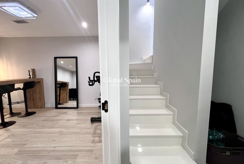 Resale - VILLA -
PUNTA PRIMA - Costa Blanca