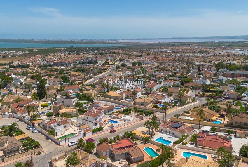 Resale - VILLA -
ROJALES - Centro de la Ciudad Quesada