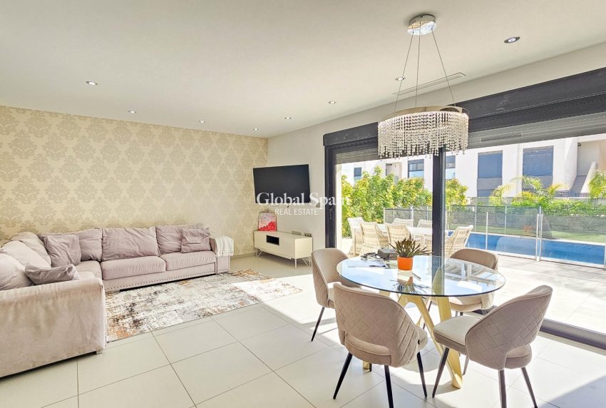 Resale - VILLA -
ROJALES - Cuidad Quesada