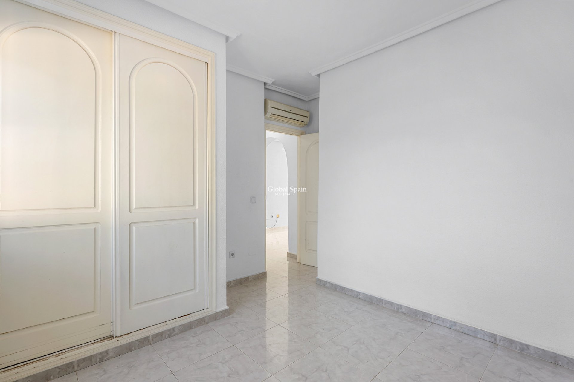 Resale - VILLA -
ROJALES - Inland