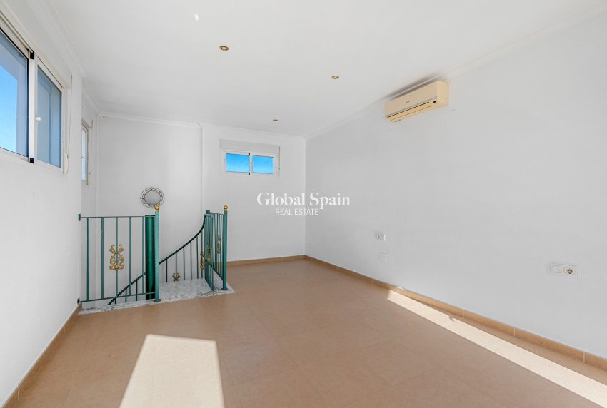 Resale - VILLA -
ROJALES - Inland