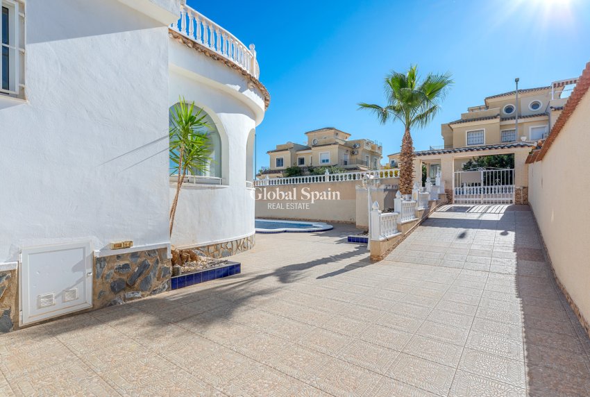 Resale - VILLA -
ROJALES - Inland