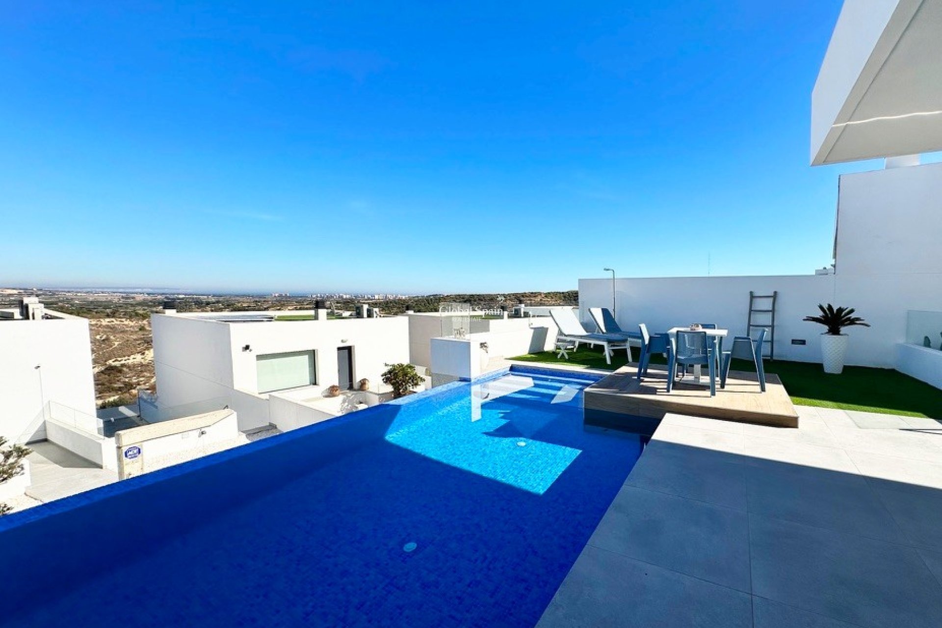 Resale - VILLA -
ROJALES - Inland