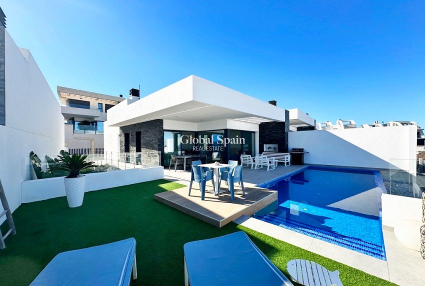 Resale - VILLA -
ROJALES - Inland