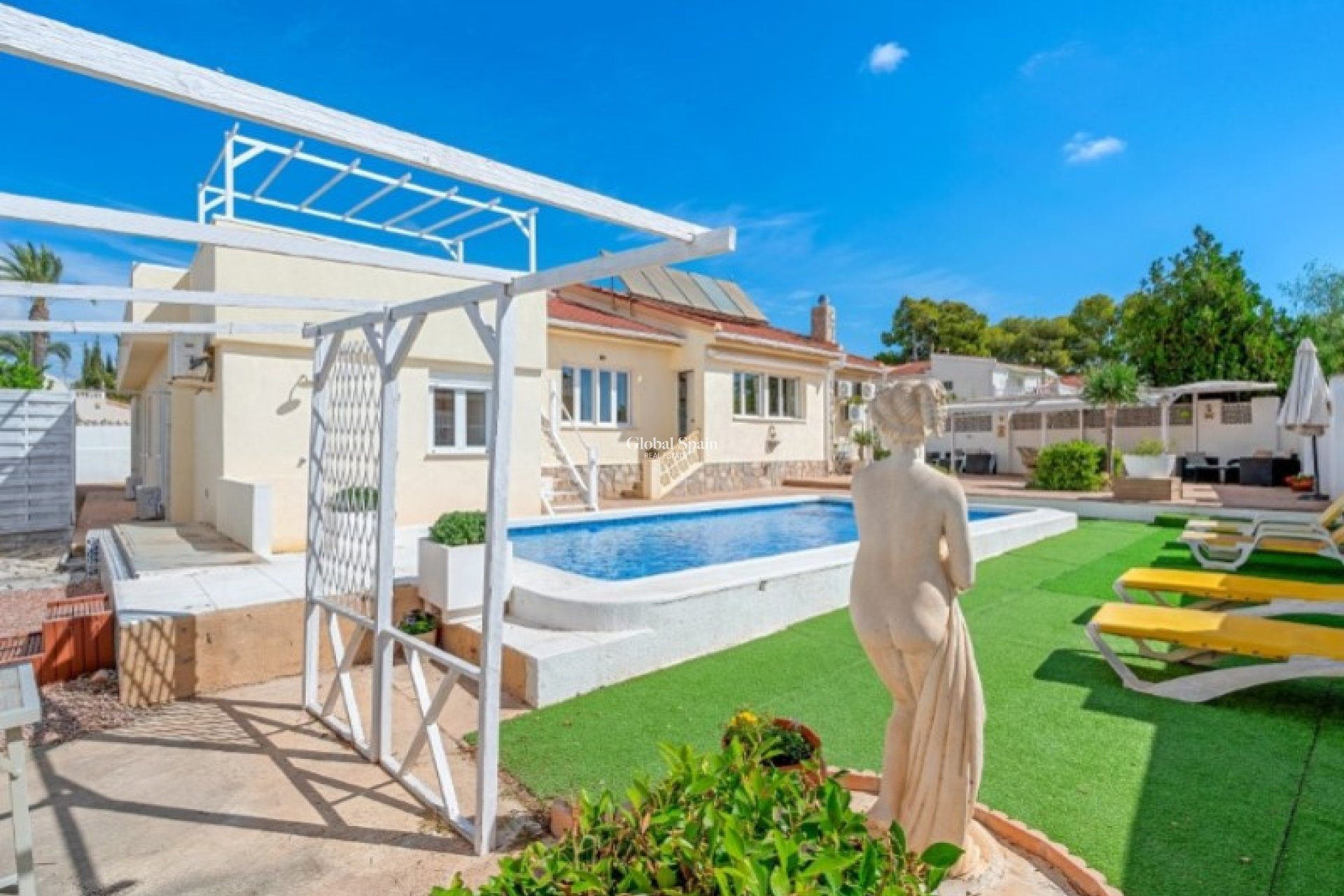 Resale - VILLA -
ROJALES - Inland