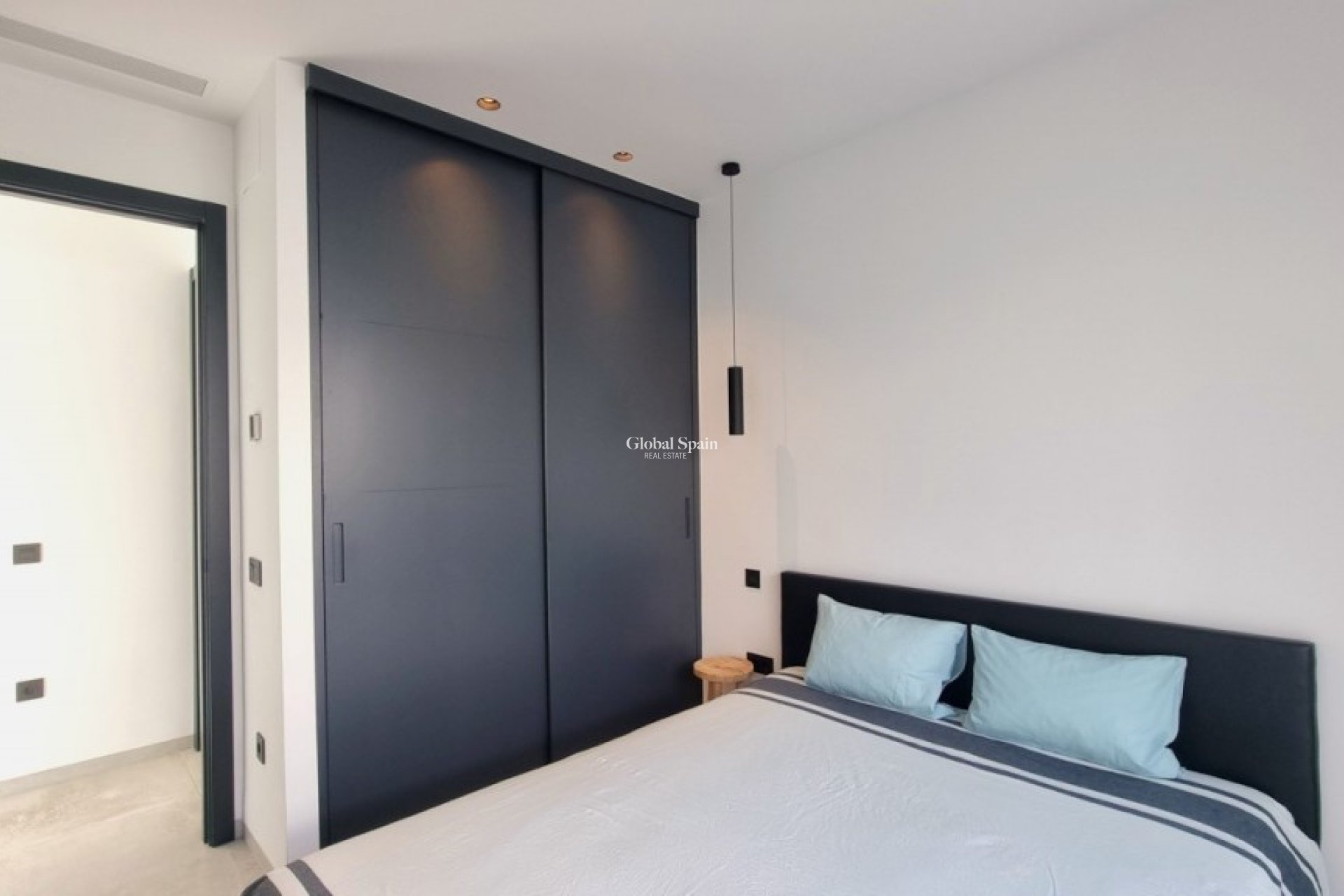 Resale - VILLA -
ROJALES - Inland