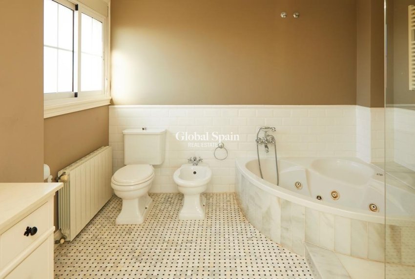 Resale - VILLA -
ROJALES - Inland