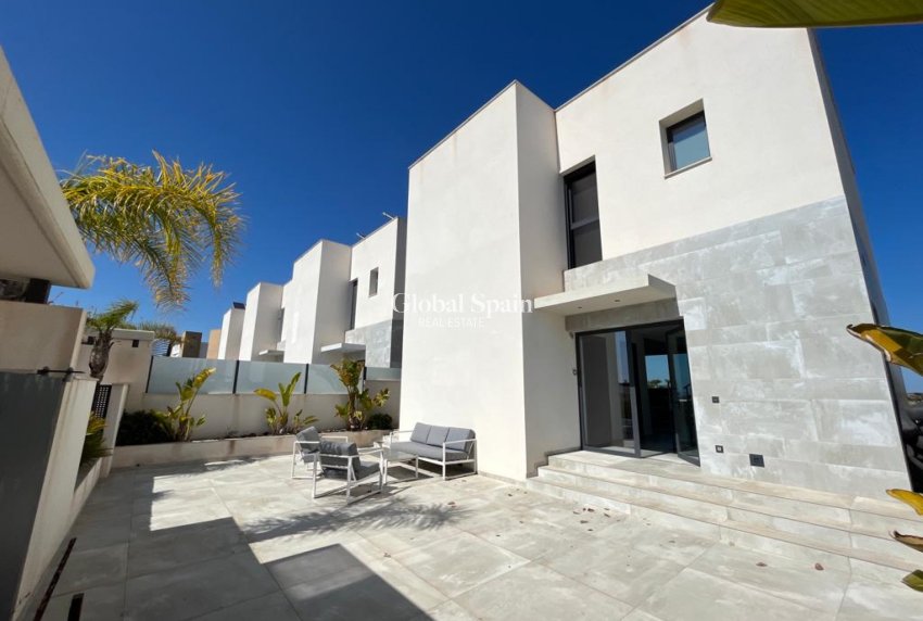 Resale - VILLA -
ROJALES - Inland