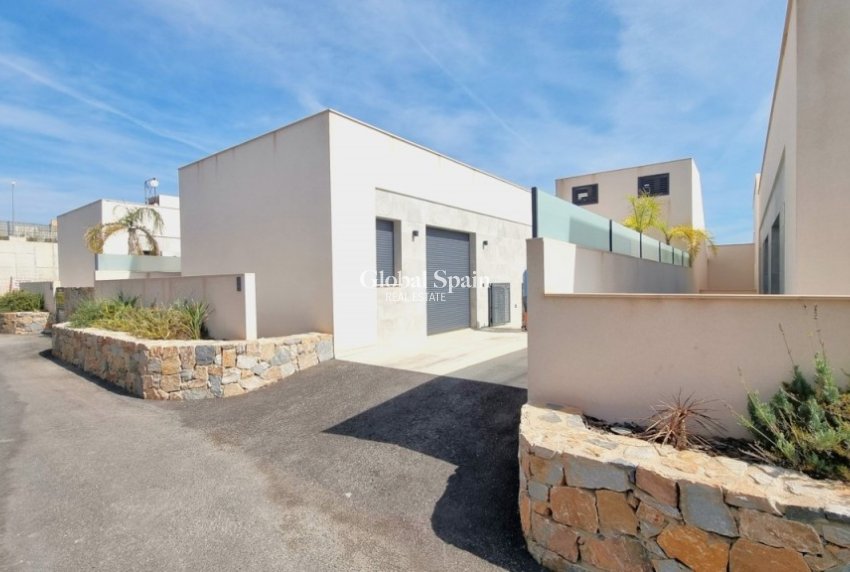 Resale - VILLA -
ROJALES - Inland