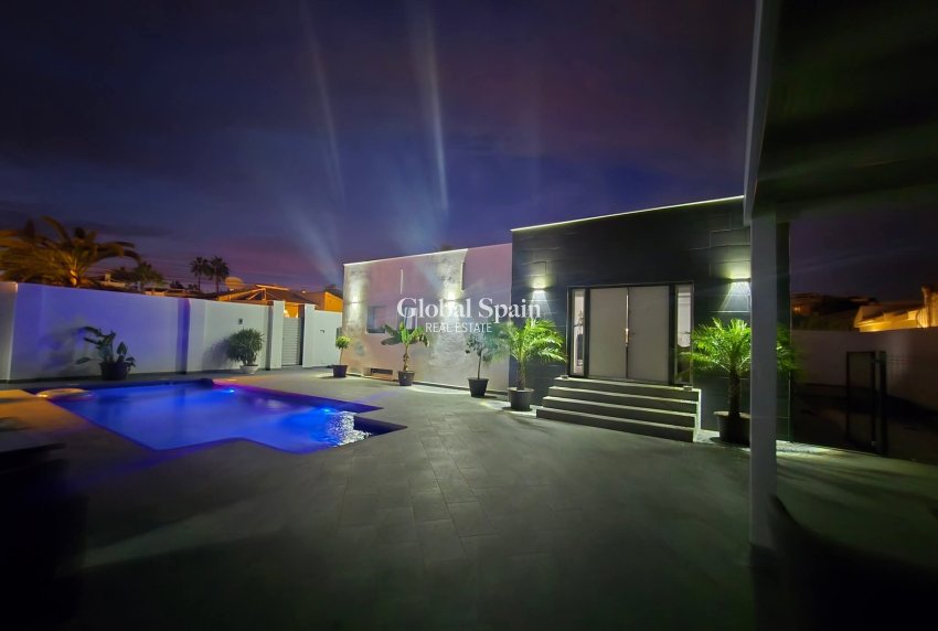 Resale - VILLA -
ROJALES - Inland