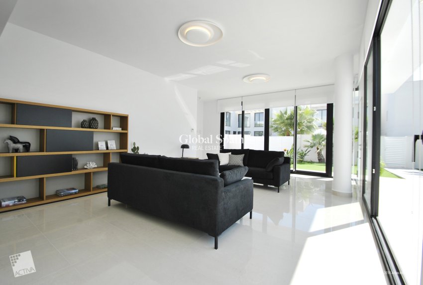 Resale - VILLA -
ROJALES - Inland