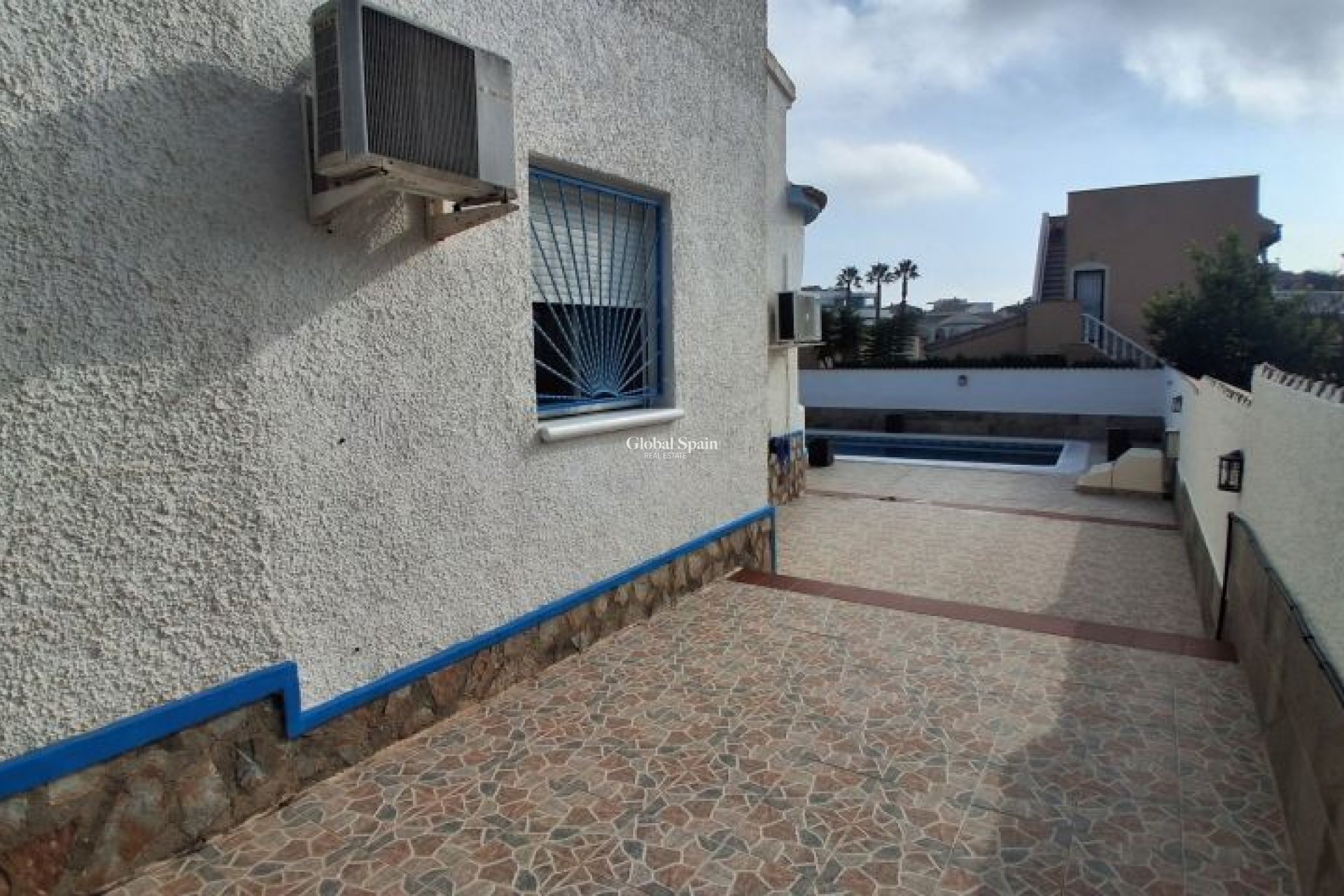 Resale - VILLA -
ROJALES - Inland