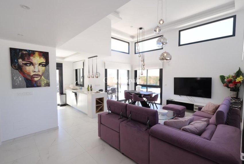 Resale - VILLA -
ROJALES - Inland