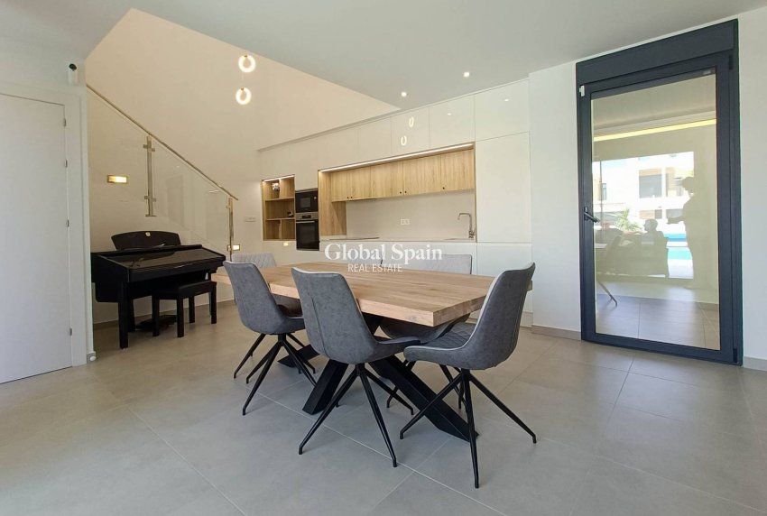 Resale - VILLA -
ROJALES - Inland