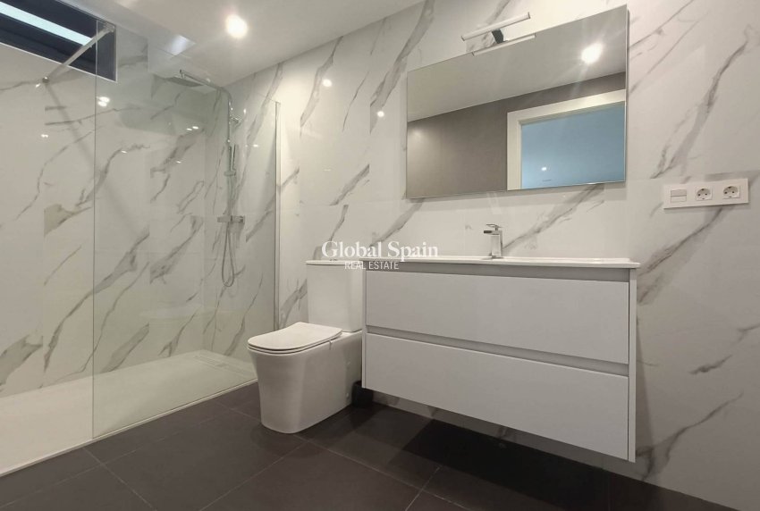 Resale - VILLA -
ROJALES - Inland