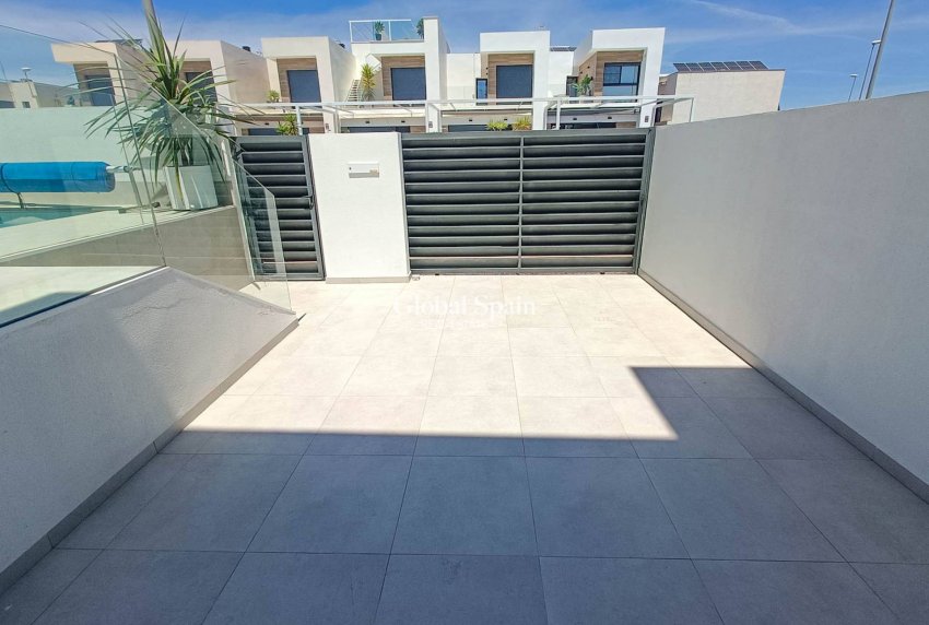 Resale - VILLA -
ROJALES - Inland
