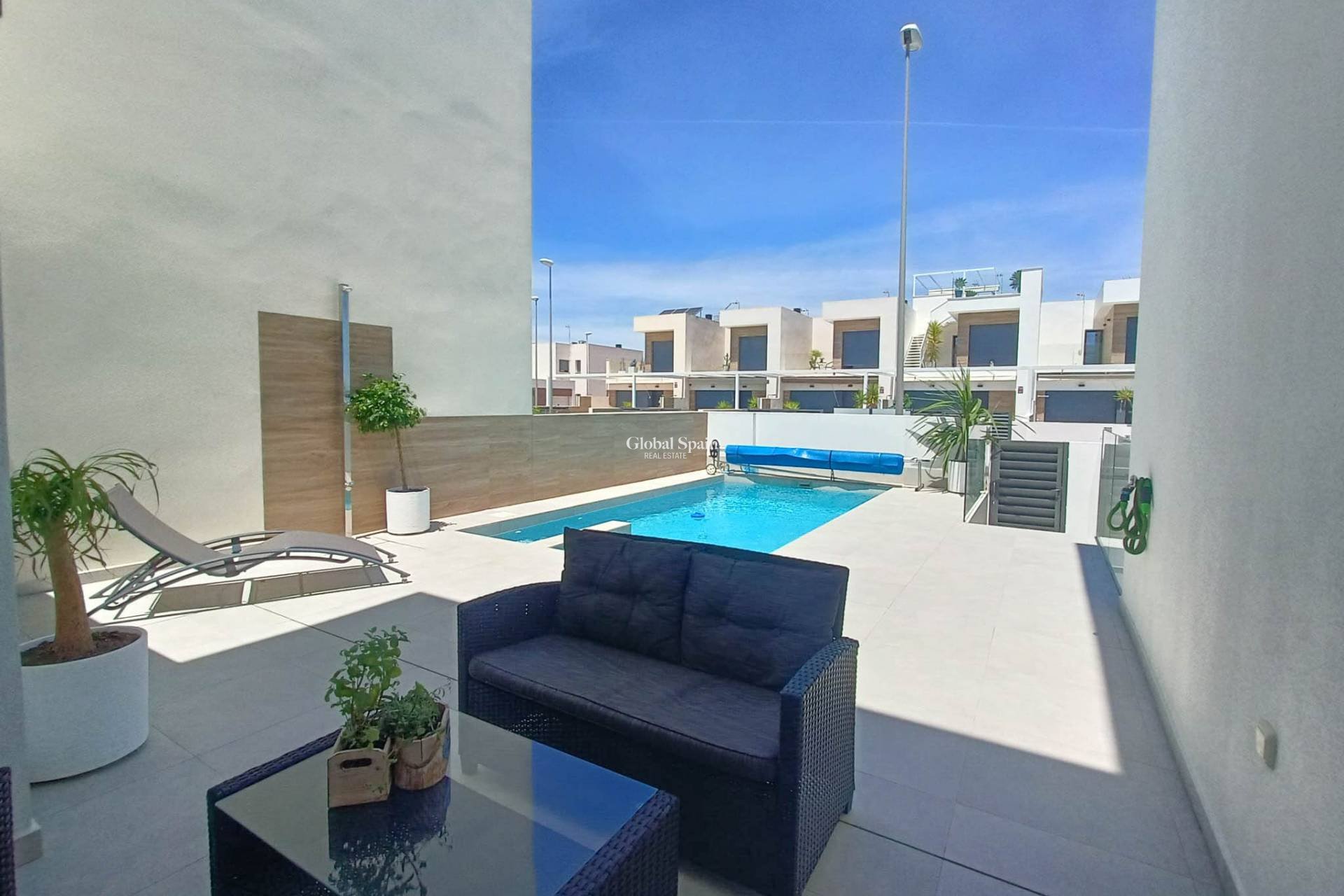 Resale - VILLA -
ROJALES - Inland