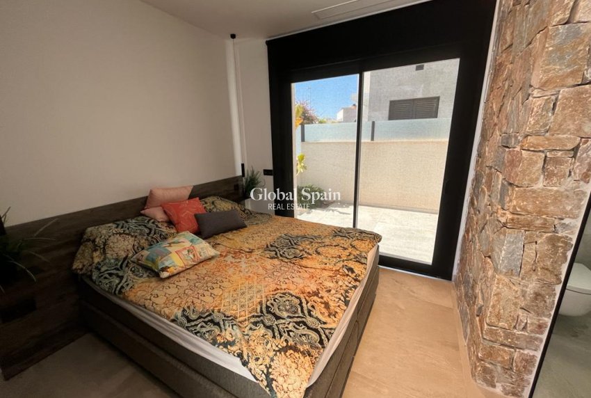 Resale - VILLA -
ROJALES - Inland