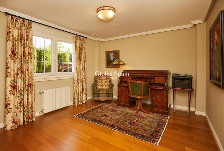 Resale - VILLA -
ROJALES - Inland