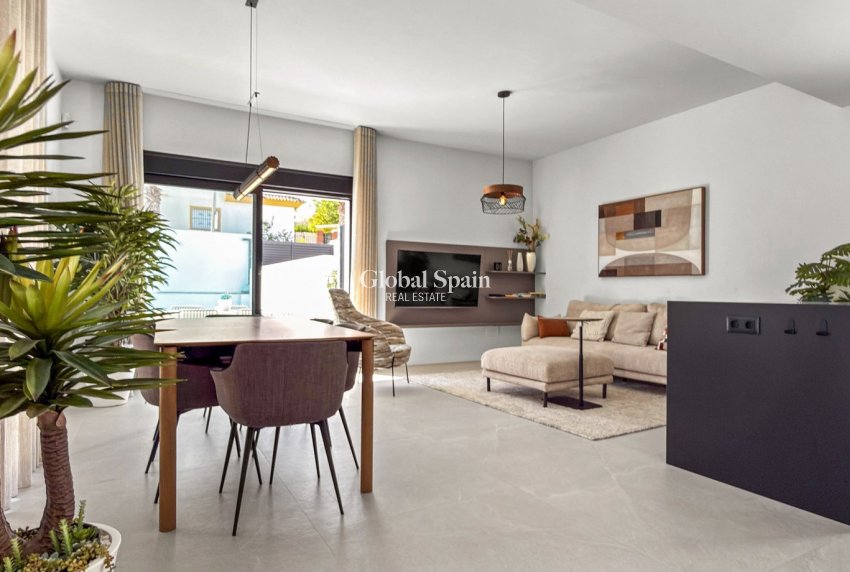 Resale - VILLA -
ROJALES - Inland
