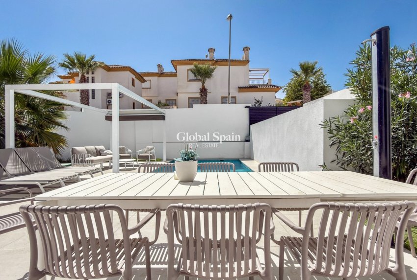 Resale - VILLA -
ROJALES - Inland